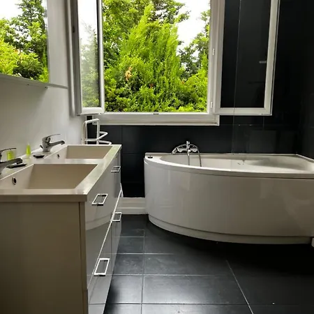 Le Mas Constance Apartment *