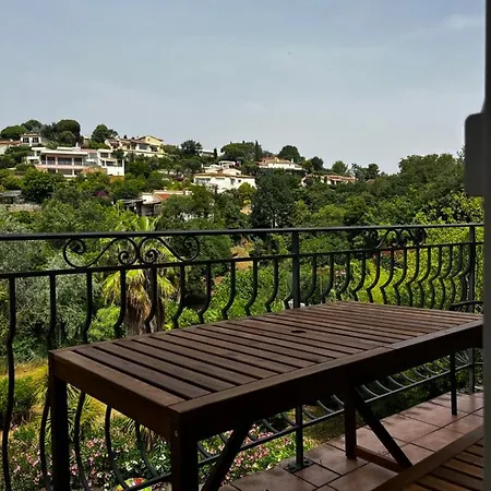 Le Mas Constance Apartment *